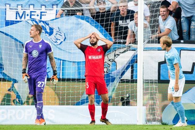 180823 Marc Dal Hende or Midtjylland looks dejected behind goalkeeper Johan Dahlin and Oscar Lewicki or Malmö FF during the UEFA Europa League qualifying match between Malmö FF and Midtjylland on August 23, 2018 in Malmö Photo Ludvig Thunman BILDBYR N code LT 35525  Copyright: LUDVIGxTHUNMAN BB180823LT012