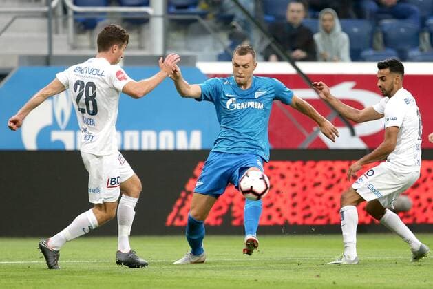 ST PETERSBURG, RUSSIA â€“ AUGUST 23, 2018: FC Molde s Kristoffer Haugen (L), Etzaz Hussain (R) and FC Zenit St Petersburg s Artyom Dzyuba (C) in action in Leg 1 of their 2018â€“19 UEFA Europa League play-off round football match at Saint Petersburg Stadium. Peter Kovalev TASS  TS08DBE6
