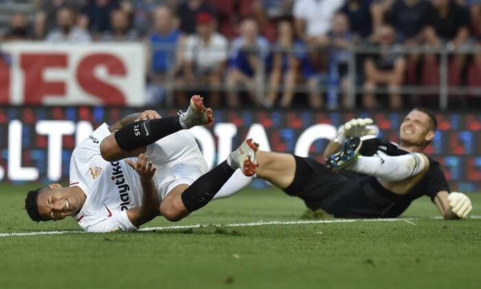 Fußball, EL Quali, Sigma Olmütz - FC Sevilla L-R Guilheme Arana of Sevilla and goalkeeper Milos Buchta of Olomouc fall down after collision during the European League qualification match SK Sigma Olomouc vs Sevilla in Olomouc, Czech Republic, August 23, 2018. (CTKxPhoto JaroslavxOzana) CTKPhotoP201808230897401  JAO 01