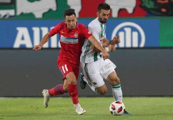SOCCER - EL, qualification, Rapid vs Steaua VIENNA,AUSTRIA,23.AUG.18 - SOCCER - UEFA Europa League, qualification, play off, SK Rapid Wien vs Steaua Bukarest. Image shows Olimpiu Morutan (Steaua Bukarest) and Marvin Potzmann (Rapid). Keywords: Wien Energie. GEPAxpictures xChristianxOrt