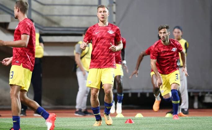 Luhansk RB Leipzig Soccer Euro League Qualifiers Zaporozhye Ukraine 23 08 2018 Slawutytsch Arena Soccer UEFA Europa League Playoff Qualification FK Sorja Luhansk UKR vs. RB Leipzig GER RB Leipzig Warming The picture Willi Orban