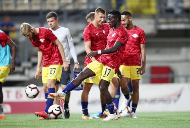Luhansk RB Leipzig Soccer Euro League Qualifiers Zaporozhye Ukraine 23 08 2018 Slawutytsch Arena Soccer UEFA Europa League Playoff Statistics FK Sorja Luhansk UKR vs. RB Leipzig GER RB Leipzig Warming In the Picture Konrad Laimer 27 and Bruma 17