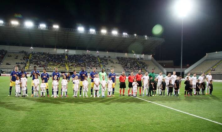 Luhansk RB Leipzig Soccer Euro League Qualifiers Zaporozhye Ukraine 23 08 2018 Slawutytsch Arena Soccer UEFA Europa League Playoff Qualification FK Sorja Luhansk UKR vs RB Leipzig GER Pictured v l Welcoming the teams from Leipzig and Luhansk