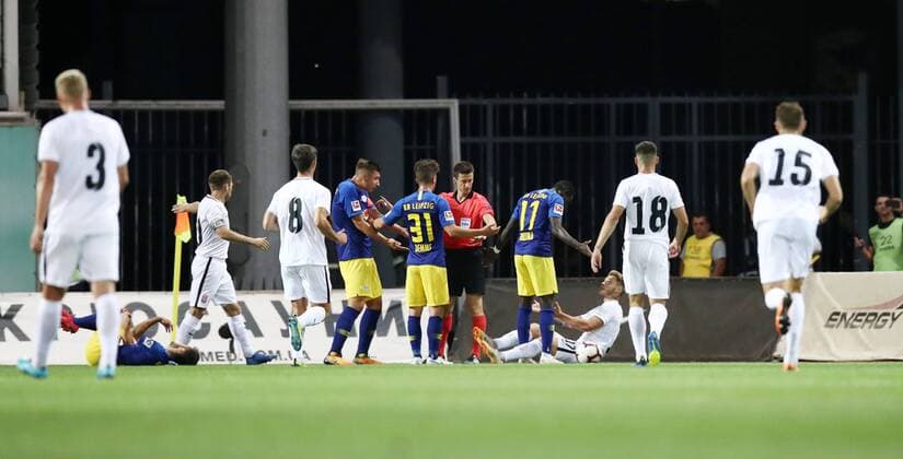 Luhansk RB Leipzig Soccer Euro League Qualifiers Zaporozhye Ukraine 23 08 2018 Slawutytsch Arena Soccer UEFA Europa League Qualification Playoff HIN FK Sorja Luhansk UR vs RB Leipzig GER Pictured rallying umpire Benoit Bastien FRA