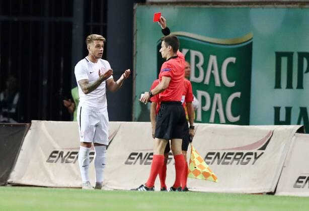 Luhansk RB Leipzig Soccer Euro League Qualifiers Saporoschje Ukraine 23 08 2018 Slawutytsch Arena Soccer UEFA Europa League Qualification Playoff HIN FK Sorja Luhansk UKR vs. RB Leipzig GER Pictured Referee Referee Benoit Bastien FRA displays Bogdan Lednev 17 Luhansk the red card