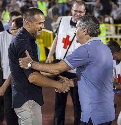 23rd August 2018, Partizan Stadium, Belgrade, Serbia; UEFA Europa League qualification 1st leg, Partizan versus Besiktas; Head Coach Senol Gunes of Besiktas greets Head Coach Zoran Mirkovic of Partizan  ActionPlus12057529 NikolaxKrstic