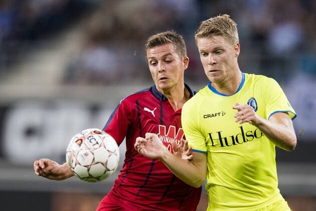 Sport Bilder des Tages Bordeaux s Nicolas De Preville and Gent s Sigurd Rosted fight for the ball during a soccer game between Belgian club KAA Gent and French team FC Girondins de Bordeaux, Thursday 23 August 2018 in Gent, the first leg of the play off for the UEFA Europa League competition. JASPERxJACOBS  x05411712x