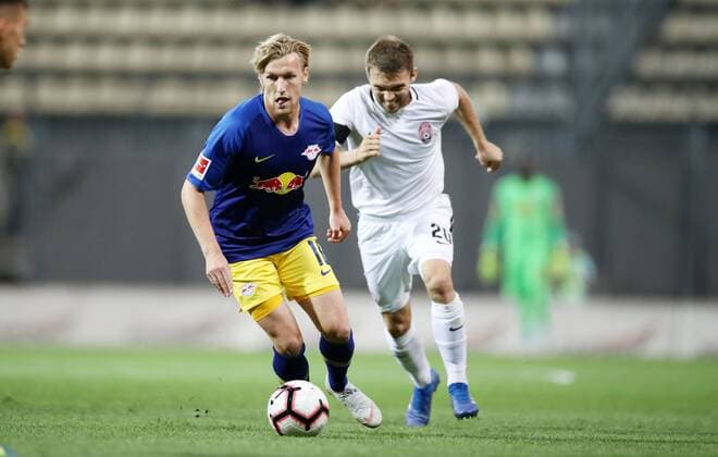 Luhansk RB Leipzig Soccer Euro League Qualifiers Zaporozhye Ukraine 23 08 2018 Slawutytsch Arena Soccer UEFA Champions League Qualification Playoff HIN FK Sorja Luhansk UKR vs RB Leipzig GER The Picture v l Emil Forsberg 10 RB Leipzig and Oleksandr Karavaev 20 Luhansk