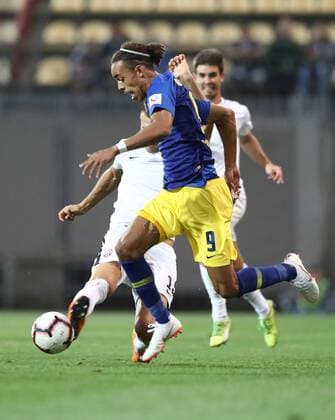 Luhansk RB Leipzig Soccer Euro League Qualifiers Saporoschje Ukraine 23 08 2018 Slawutytsch Arena Soccer UEFA Europa League Qualification Playoff HIN FK Sorja Luhansk UKR vs RB Leipzig GER The picture of Yussuf Poulsen in front of 9 RB Leipzig is attacked by Vitali Vernydub 15 Luhansk