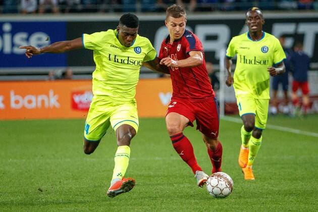 Gent s Taiwo Awoniyi and Bordeaux s Nicolas De Preville fight for the ball during a soccer game between Belgian club KAA Gent and French team FC Girondins de Bordeaux, Thursday 23 August 2018 in Gent, the first leg of the play off for the UEFA Europa League competition. KURTxDESPLENTER  x05411789x