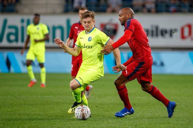 Gent s Thomas Foket and Bordeaux s Jimmy Briand fight for the ball during a soccer game between Belgian club KAA Gent and French team FC Girondins de Bordeaux, Thursday 23 August 2018 in Gent, the first leg of the play off for the UEFA Europa League competition. KURTxDESPLENTER  x05411800x