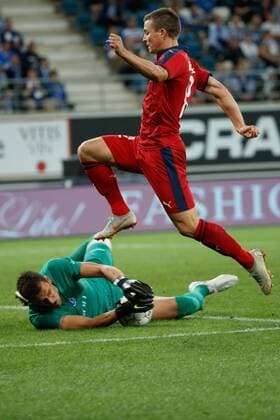 Gent s goalkeeper Lovre Kalinic and Bordeaux s Nicolas De Preville fight for the ball during a soccer game between Belgian club KAA Gent and French team FC Girondins de Bordeaux, Thursday 23 August 2018 in Gent, the first leg of the play off for the UEFA Europa League competition. KURTxDESPLENTER  x05411814x