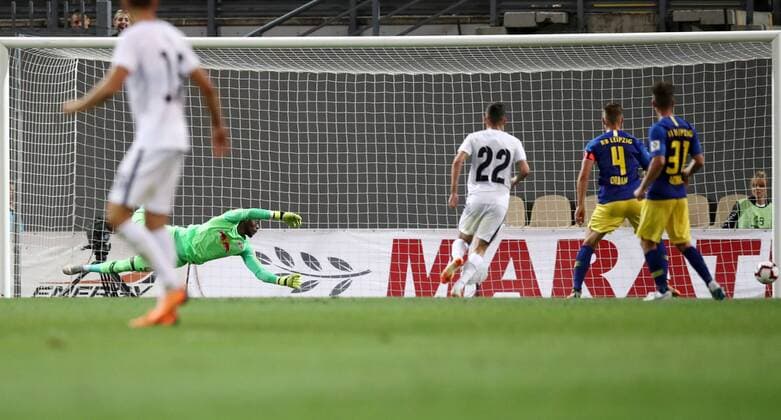 Luhansk RB Leipzig Soccer Euro League Qualifiers Zaporozhye Ukraine 23 08 2018 Slawutytsch Arena Soccer UEFA Europa League Playoff qualifiers HIN FK Sorja Luhansk UKR vs. RB Leipzig GER In the picture Lucky for goalkeeper Yvon Mvogo 28 RB Leipzig this shot narrowly missed the Leipzig goal