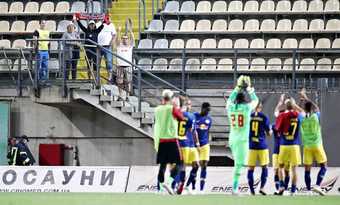 Luhansk RB Leipzig Soccer Euro League Qualifiers Zaporozhye Ukraine 23 08 2018 Slawutytsch Arena Soccer UEFA Europa League Playoff Qualification FK Sorja Luhansk UKR vs. RB Leipzig GER 0 0 The picture of Leipzigs players is a big thank you to the RB fans