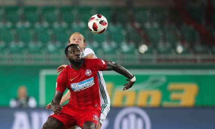 SOCCER - EL, qualification, Rapid vs Steaua VIENNA,AUSTRIA,23.AUG.18 - SOCCER - UEFA Europa League, qualification, play off, SK Rapid Wien vs Steaua Bukarest. Image shows Harlem Gnohere (Steaua) and Mario Sonnleitner (Rapid). Keywords: Wien Energie. GEPAxpictures xPhilippxBrem