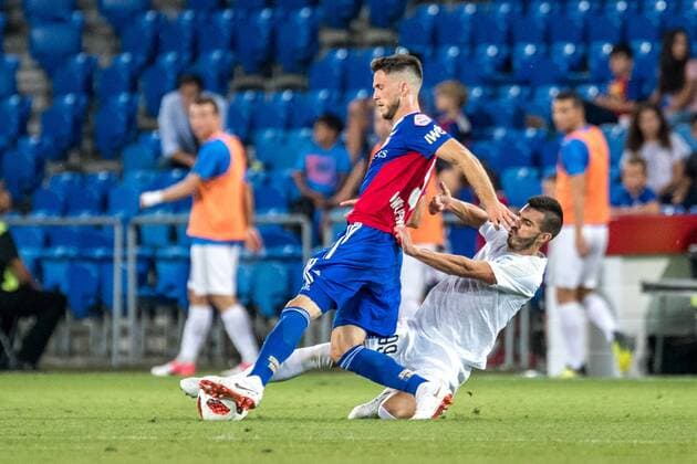 Soccer Europa League Play offs 18 19 FC Basel 1893 Apollon Limassol 23 08 2018 Ricky van Wolfswinkel FCB 9 in action with Anton Maglica Apollon Limassol 99 at Europa League Playoff match between FC Basel 1893 and Apollon Limassol on Thursday 23 August 2018 at St Jakob Park in Basel xGRGx
