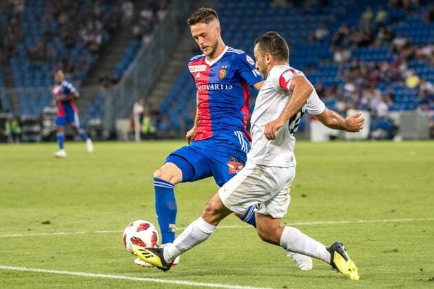 189 FC Basel 1893 Apollon Limassol 23 08 2018 Ricky van Wolfswinkel FCB 9 in action with Georgios Vasileiou Apollon Limassol 88 at Europa League Playoff match between FC Basel 1893 and Apollon Limassol on Thursday 23 August 2018 at St Jakob Park in Basel xGRGx