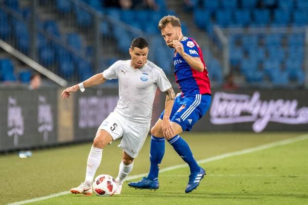 Soccer Europa League Play offs 18 19 FC Basel 1893 Apollon Limassol 23 08 2018 Esteban Sachetti Apollon Limassol 5 in a duel with Silvan Widmer FCB 5 in the Europa League playoff match between FC Basel 1893 and Apollon Limassol on Thursday 23 August 2018 at St Jakob Park in Basel xGRGx