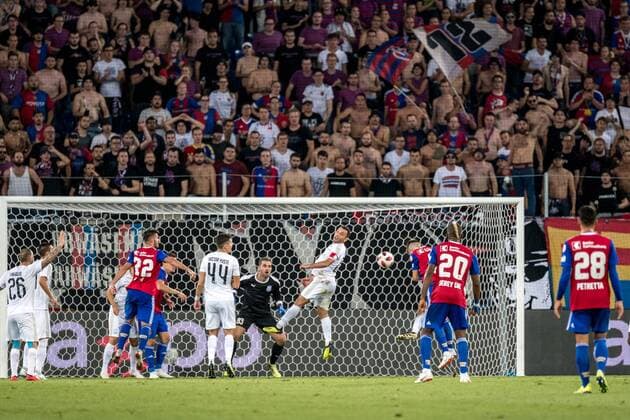 18 19 FC Basel 1893 Apollon Limassol 23 08 2018 Ricky van Wolfswinkel FCB 9 header to 2 2 Europa League playoff match between FC Basel 1893 and Apollon Limassol on Thursday 23 August 2018 at St Jakob Park in Basel xGRGx