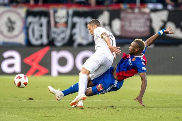 Soccer Europa League Play offs 18 19 FC Basel 1893 Apollon Limassol 23 08 2018 Geoffroy Serey The FCB 20 in a duel with Esteban Sachetti Apollon Limassol 5 at the Europa League Playoff match between FC Basel 1893 and Apollon Limassol on Thursday 23 August 2018 at St Jakob Park in Basel xGRGx