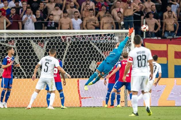 Soccer Europa League Play offs 18 19 FC Basel 1893 Apollon Limassol 23 08 2018 Martin Hansen FCB 35 stretches after the ball at the Europa League playoff match between FC Basel 1893 and Apollon Limassol on Thursday 23 August 2018 at St Jakob Park in Basel xGRGx