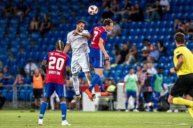 Soccer Europa League Play offs 18 19 FC Basel 1893 Apollon Limassol 23 08 2018 Charalampos Kyriakou Apollon Limassol 25 at the head duel with Luca Zuffi FCB 7 in the Europa League playoff match between FC Basel 1893 and Apollon Limassol on Thursday 23 August 2018 at St Jakob Park in Basel xGRGx