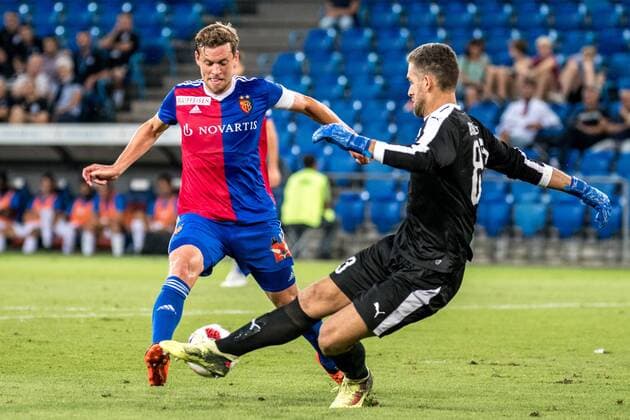 Soccer Europa League Play offs 18 19 FC Basel 1893 Apollon Limassol 23 08 2018 Fabian Frei FCB 6 in a duel with Bruno Vale Apollon Limassol 83 in the Europa League playoff match between FC Basel 1893 and Apollon Limassol on Thursday 23 August 2018 at St Jakob Park in Basel xGRGx