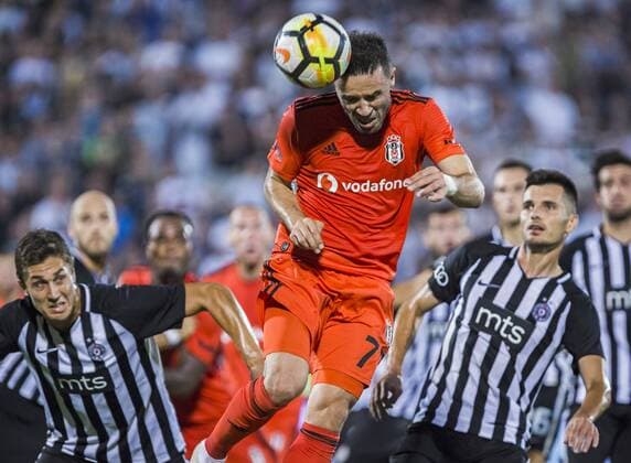 23rd August 2018, Partizan Stadium, Belgrade, Serbia; UEFA Europa League qualification 1st leg, Partizan versus Besiktas; Gokhan Gonul of Besiktas gets his header towards goal  ActionPlus12057548 NikolaxKrstic
