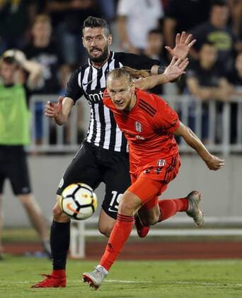 (180824) -- BELGRADE, Aug. 24, 2018 -- Domagoj Vida (R) of Besiktas vies with Aleksandar Scekic of Partizan during the first leg match of UEFA Europa League play-offs in Belgrade, Serbia, Aug. 23, 2018. The match ended in a 1-1 draw. ) (SP)SERBIA-BELGRADE-UEFA EUROPA LEAGUE PLAY-OFF-PARTIZAN VS BESIKTAS PredragxMilosavljevic 