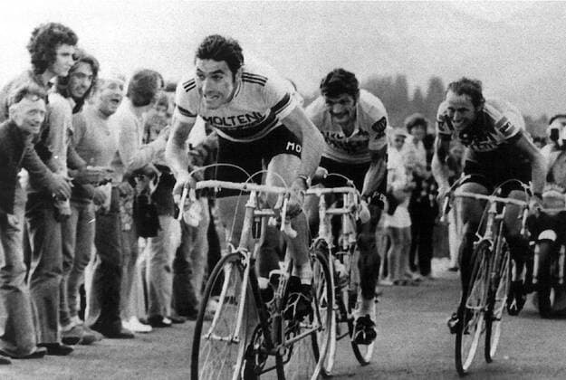 MORZINE ---- A FURIOUS ONRUSH OF BELGIAN EDDY MERCKX (L) 2OO MTRS BEFORE THE FINISH AS HE LEADS THE BREAKAWAY OF THREE TOP TOUR DE FRANCE RIDERS IN THE 17TH STAGE VALLOIRE AVORIAZ MORZINE. FOLLOWING EDDY MERCKX ARE: OVERALL LEADER FRANCE S BERNARD THEVENET (C) AND DUTCH RIDER JOOP ZOETEMELK (R). .JEP  x85094489stx