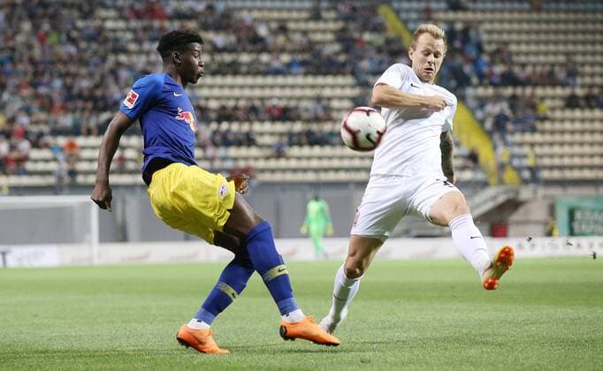 Luhansk RB Leipzig Soccer Euro League Qualifiers Zaporozhye Ukraine 23 08 2018 Slawutytsch Arena Soccer UEFA Europa League Qualification Playoff HIN FK Sorja Luhansk UKR vs RB Leipzig GER 0 0 picture v l Nordi Mukiele 22 RB Leipzig and Dmytro Kohomchenovsky 10 Luhansk