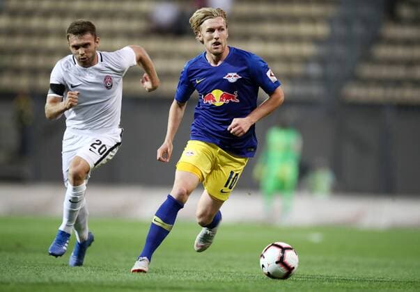 Luhansk RB Leipzig Soccer Euro League Qualifiers Zaporozhye Ukraine 23 08 2018 Slawutytsch Arena Soccer UEFA Europa League Qualification Playoff HIN FK Sorja Luhansk UKR vs RB Leipzig GER 0 0 Pictured l Oleksandr Karavaev 20 Luhansk and Emil Forsberg 10 RB Leipzig