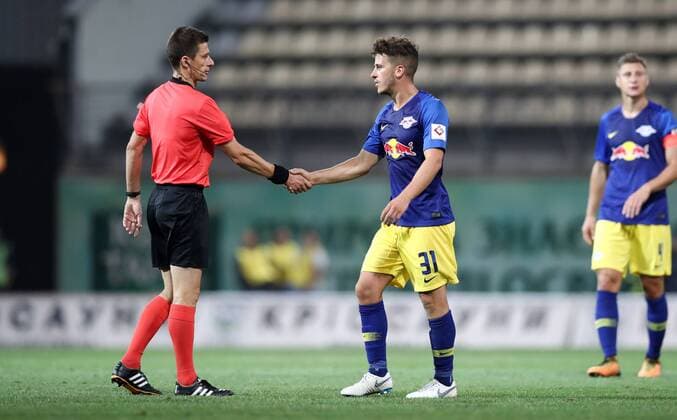 Luhansk RB Leipzig Soccer Euro League Qualifiers Zaporozhye Ukraine 23 08 2018 Slawutytsch Arena Soccer UEFA Europa League Qualification Playoff HIN FK Sorja Luhansk UKR vs RB Leipzig GER 0 0 Pictured left referee Benoit Bastien FRA and Diego Demme 31 RB Leipzig