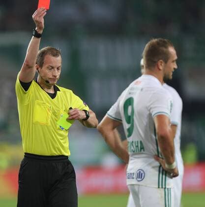 Sport Bilder des Tages SOCCER - EL, qualification, Rapid vs Steaua VIENNA,AUSTRIA,23.AUG.18 - SOCCER - UEFA Europa League, qualification, play off, SK Rapid Wien vs Steaua Bukarest. Image shows referee William Collum (SCO) and Veton Berisha (Rapid). Keywords: red card. Keywords: Wien Energie. GEPAxpictures xChristianxOrt
