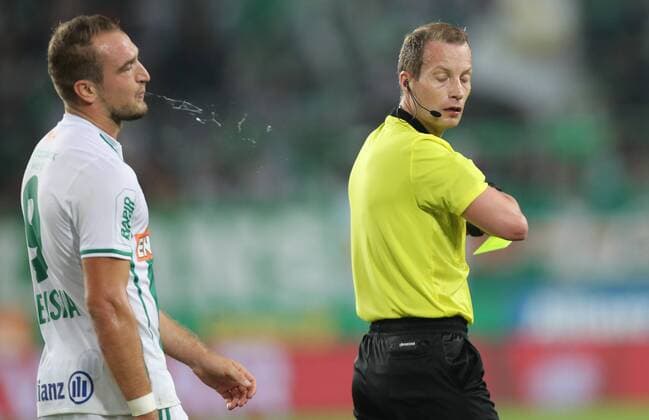 Sport Bilder des Tages SOCCER - EL, qualification, Rapid vs Steaua VIENNA,AUSTRIA,23.AUG.18 - SOCCER - UEFA Europa League, qualification, play off, SK Rapid Wien vs Steaua Bukarest. Image shows Veton Berisha (Rapid and referee William Collum (SCO). Keywords: red card. Keywords: Wien Energie. GEPAxpictures xChristianxOrt