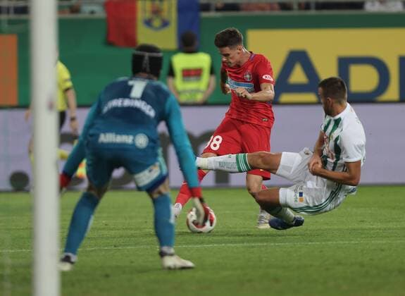 SOCCER - EL, qualification, Rapid vs Steaua VIENNA,AUSTRIA,23.AUG.18 - SOCCER - UEFA Europa League, qualification, play off, SK Rapid Wien vs Steaua Bukarest. Image shows Richard Strebinger (Rapid), Dennis Mann (Steaua Bukarest) and Mateo Barac (Rapid). Keywords: Wien Energie. GEPAxpictures xChristianxOrt