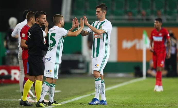 SOCCER - EL, qualification, Rapid vs Steaua VIENNA,AUSTRIA,23.AUG.18 - SOCCER - UEFA Europa League, qualification, play off, SK Rapid Wien vs Steaua Bukarest. Image shows Aleksandar Kostic (Rapid) and Christoph Knasmuellner (Rapid). Keywords: Wien Energie. GEPAxpictures xPhilippxBrem