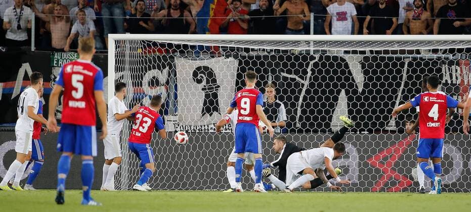 23 08 2018 St Jakob Park Basel SWITZERLAND Season 2018 2019 Men Soccer UEFA Europa League Qualification First leg FC Basel Apollon Limassol TOR Ricky van Wolfswinkel FC Basel 2 2 Goalkeeper Bruno Vale Limassol