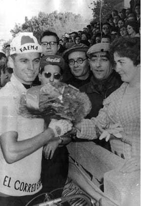 TOLEDO ---- VUELTA CICLISTA OF SPAIN. THE FIRST WINNER AND THE FIRST FLOWERS HAVE BEEN HANDED OVER TO THE BELGIAN ACE RIK V AN LOOY. .JEP WST BELGA.  x85096059stx