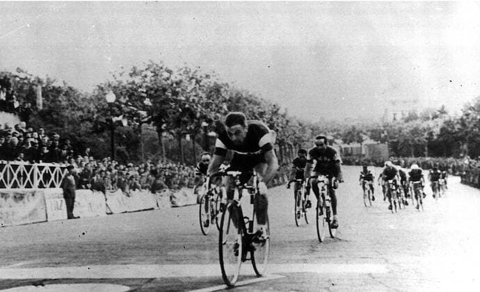 BARCELONA ---- VUELTA OF SPAIN. 9THLAP , TORTOSA - BARCELONA. VAN LOOY SEEN WINNING THE 9TH LAP OF THE VUELTA OF SPAIN BEFORE THE SPANISH CYCLIST, IRURAT. .JEP WST BELGA.  x85096187stx