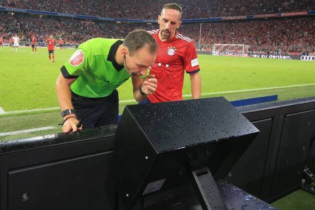 Sport Themen der Woche KW34 Sport Bilder des Tages 24.08.2018, Fussball 1. Bundesliga 2018 2019, 1. Spieltag, FC Bayern München - TSG 1899 Hoffenheim, in der Allianz-Arena München. Schiedsrichter Bastian Dankert (li) beim Video-Beweis, Franck Ribery schaut zu. ***DFL regulations prohibit any use of photographs as image sequences and or quasi-video.*** *** 24 08 2018 Soccer 1 Bundesliga 2018 2019 1 matchday FC Bayern Munich TSG 1899 Hoffenheim at the Allianz Arena Munich referee Bastian Dankert left the video proof Franck Ribery is watching DFL regulations prohibit any use of photographs as image sequences or quasi video
