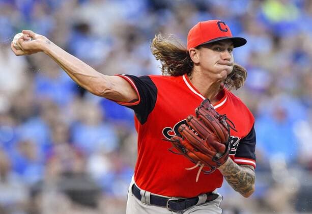 Sport Bilder des Tages August 24, 2018 - Kansas City, MO, USA - Cleveland Indians starting pitcher Mike Clevinger throws to first in the first inning to chase Kansas City Royals Alex Gordon back on Friday, Aug. 24, 2018, at Kauffman Stadium in Kansas City, Mo. Cleveland at Kansas City - ZUMAm67_ 20180824_zaf_m67_028 Copyright: xJohnxSleezerx