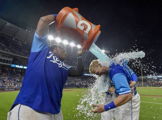 Sport Bilder des Tages August 24, 2018 - Kansas City, MO, USA - The Kansas City Royals Salvador Perez douses Ryan O Hearn and Hunter Dozier with the Salvy Splash after both hit ninth-inning home runs for a 5-4 win against the Cleveland Indians on Friday, Aug. 24, 2018, at Kauffman Stadium in Kansas City, Mo. Cleveland at Kansas City - ZUMAm67_ 20180824_zaf_m67_079 Copyright: xJohnxSleezerx