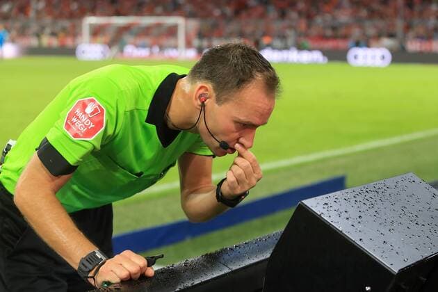 24.08.2018, Fussball 1. Bundesliga 2018 2019, 1. Spieltag, FC Bayern München - TSG 1899 Hoffenheim, in der Allianz-Arena München. Schiedsrichter Bastian Dankert beim Monitor für den Videobeweis, ***DFL regulations prohibit any use of photographs as image sequences and or quasi-video.*** *** 24 08 2018 Soccer 1 Bundesliga 2018 2019 1 Matchday FC Bayern Munich TSG 1899 Hoffenheim at the Allianz Arena Munich Referee Bastian Dankert at the Video Surveillance Monitor DFL regulations prohibit any use of images as image sequences or quasi video