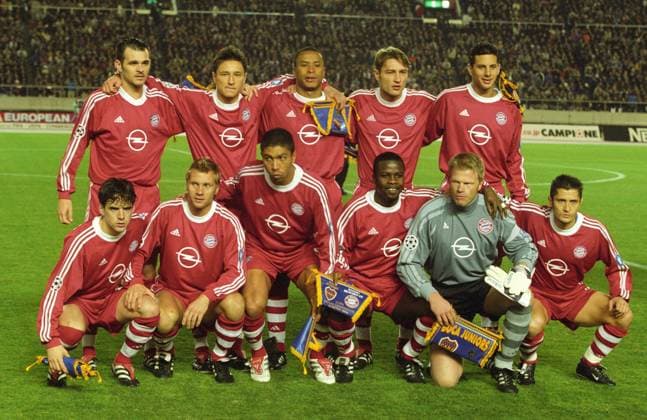 Team of FC Bayern Munich in the World Cup final in Tokyo FC Bayern against Boca Juniors photographed on 27 11 2001 in Tokyo Team of FC Bayern Munich in the World Cup final in Tokyo FC Bayern against Boca Juniors photographed on 27 11 2001 in Tokyo