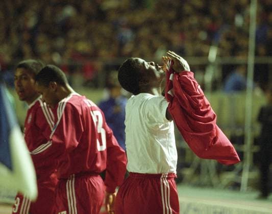 Goalkeeper to the 1 0 victory Samuel Kuffour in the World Cup final in Tokyo FC Bayern against Boca Juniors photographed on 27 11 2001 in Tokyo scorer to 1 0 victory Samuel Kuffour in the World Cup final in Tokyo FC Bayern against Boca Juniors photographed on 27 11 2001 in Tokyo