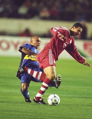 Claudio Pizzaro of FC Bayern Munich in action in the World Cup final in Tokyo FC Bayern against Boca Juniors photographed on 27 11 2001 in Tokyo Claudio Pizzaro of FC Bayern Munich in action in the World Cup final in Tokyo FC Bayern against Boca Juniors photographed on 27 11 2001 in Tokyo