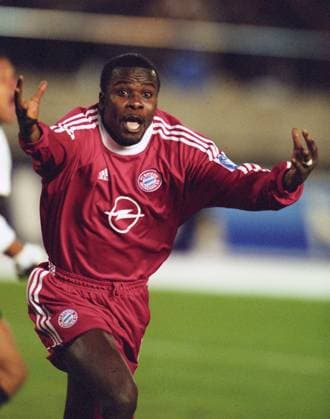 Goalkeeper to the 1 0 victory Samuel Kuffour in the World Cup final in Tokyo FC Bayern against Boca Juniors photographed on 27 11 2001 in Tokyo scorer to 1 0 victory Samuel Kuffour in the World Cup final in Tokyo FC Bayern against Boca Juniors photographed on 27 11 2001 in Tokyo