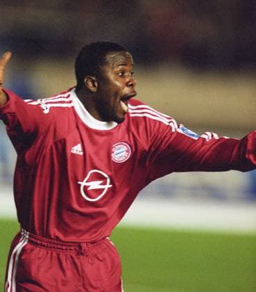 Goalkeeper to the 1 0 victory Samuel Kuffour in the World Cup final in Tokyo FC Bayern against Boca Juniors photographed on 27 11 2001 in Tokyo scorer to 1 0 victory Samuel Kuffour in the World Cup final in Tokyo FC Bayern against Boca Juniors photographed on 27 11 2001 in Tokyo