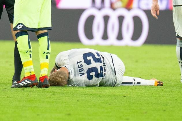 24.08.2018, xkvx, Fussball 1. Bundesliga, FC Bayern Muenchen - TSG 1899 Hoffenheim emspor, v.l. Kevin Vogt (TSG 1899 Hoffenheim) liegt verletzt am Boden (DFL DFB REGULATIONS PROHIBIT ANY USE OF PHOTOGRAPHS as IMAGE SEQUENCES and or QUASI-VIDEO) Muenchen *** 24 08 2018 xkvx Football 1 Bundesliga Bayern Munich TSG 1899 Hoffenheim emporer Kevin Vogt TSG 1899 Hoffenheim are injured on the ground DFL DFB REGULATIONS PROHIBIT ANY USE OF PHOTOGRAPHS as IMAGE SEQUENCES and or QUASI VIDEO Munich